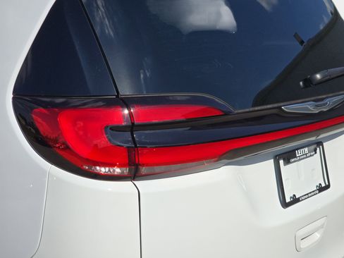 Used 2024 Chrysler Pacifica Limited w/ Trailer Tow Group FWD image 34