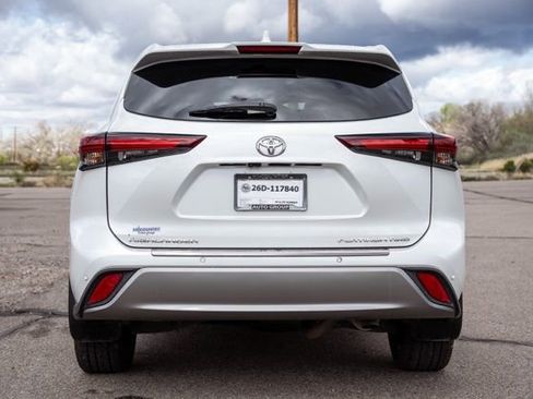 Used 2024 Toyota Highlander Platinum image 6