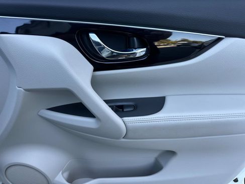 Used 2018 Nissan Rogue Sport SL FWD image 18