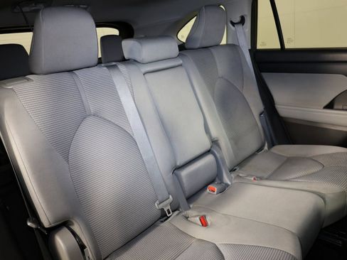 Used 2023 Toyota Highlander LE image 34