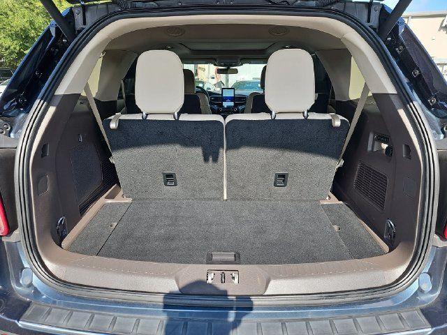 Used 2024 Ford Explorer Platinum w/ Technology Package AWD/4WD image 13