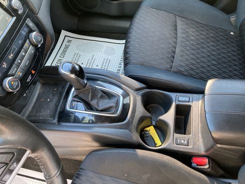 Used 2018 Nissan Rogue SV image 30