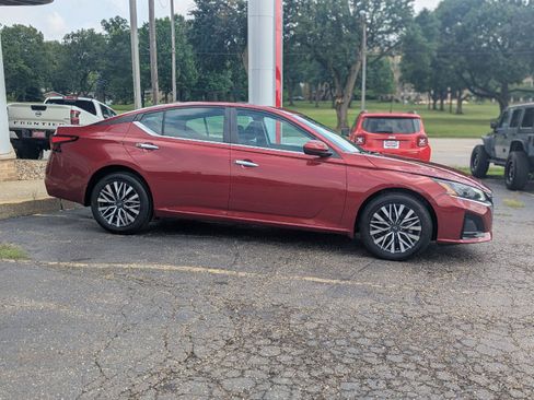 Used 2023 Nissan Altima 2.5 SV w/ SV Premium Package AWD/4WD image 11
