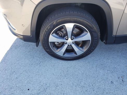 Used 2019 Jeep Cherokee Limited w/ Technology Group image 10