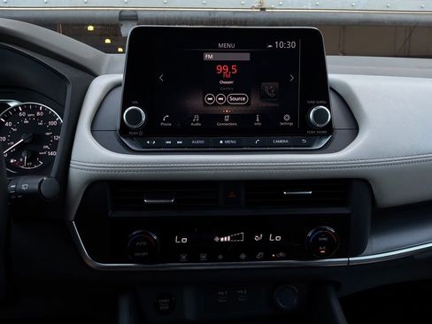 Used 2025 Nissan Rogue SV FWD image 28