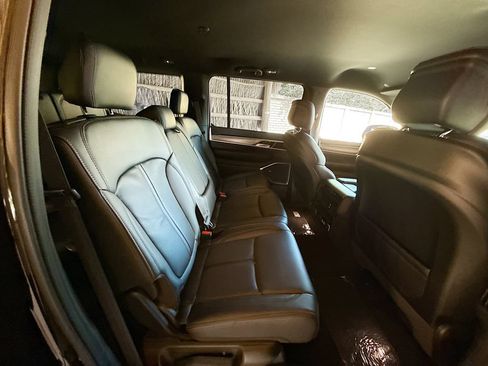 Used 2025 Jeep Wagoneer 4WD image 32