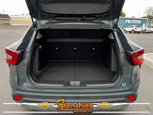 Used 2025 Chevrolet Trax LT w/ LT Convenience Package FWD image 5