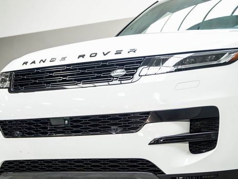 Used 2025 Land Rover Range Rover Sport SE AWD/4WD image 2
