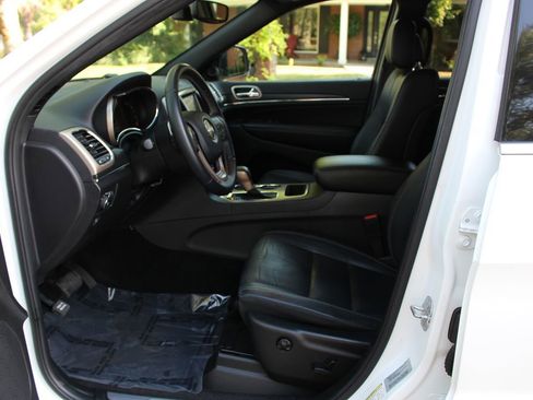 Used 2017 Jeep Grand Cherokee Limited image 8