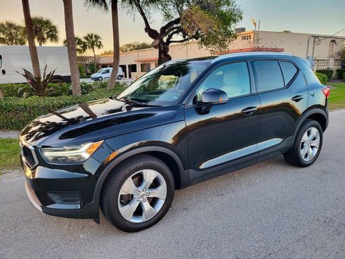 Used 2020 Volvo XC40 T4 Momentum image 1