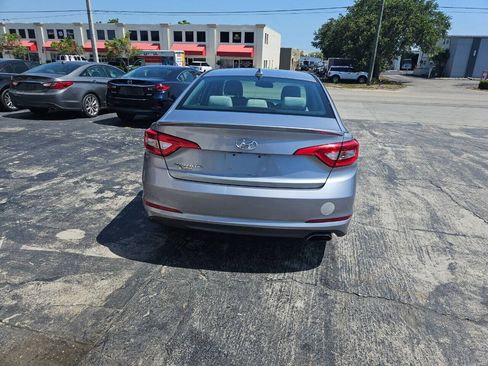 Used 2017 Hyundai Sonata SE FWD image 2