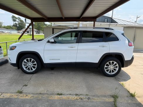 Used 2019 Jeep Cherokee Latitude w/ Popular Appearance Group FWD image 2