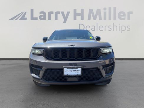 Used 2022 Jeep Grand Cherokee Altitude AWD/4WD image 8