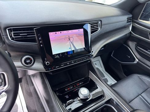 Used 2024 Jeep Wagoneer L Series II w/ Flexible Seating Group image 21