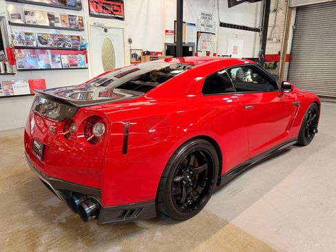 Used 2018 Nissan GT-R Premium AWD/4WD image 5