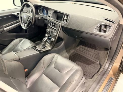 Used 2015 Volvo V60 T5 Cross Country image 46