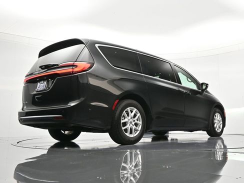 Certified 2023 Chrysler Pacifica Touring-L image 43