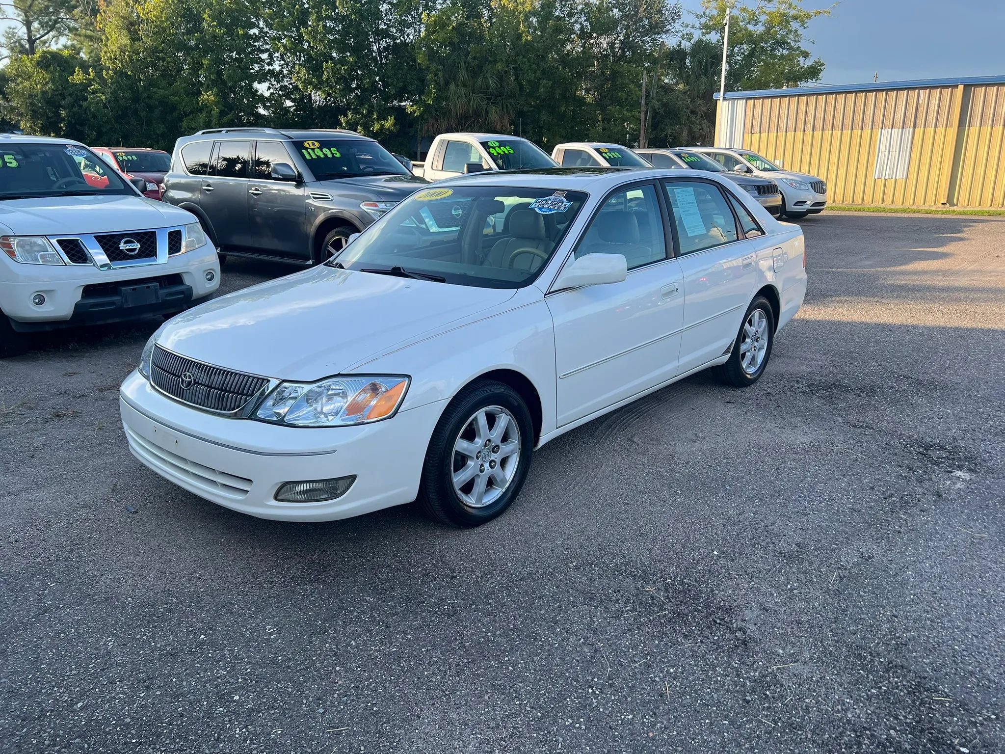 Used 2000 Toyota Avalon XLS FWD image 2