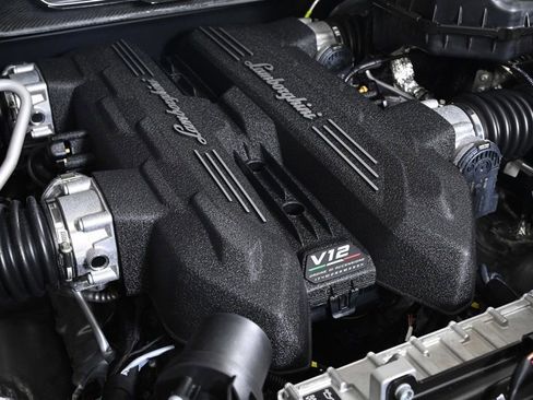 Used 2024 Lamborghini Revuelto image 25