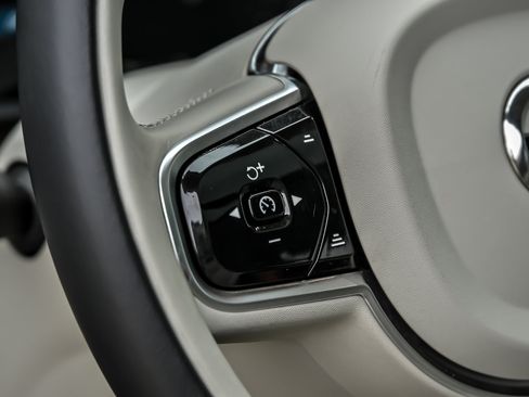 Used 2025 Volvo XC90 T8 Plus w/ Protection Package Premier image 35