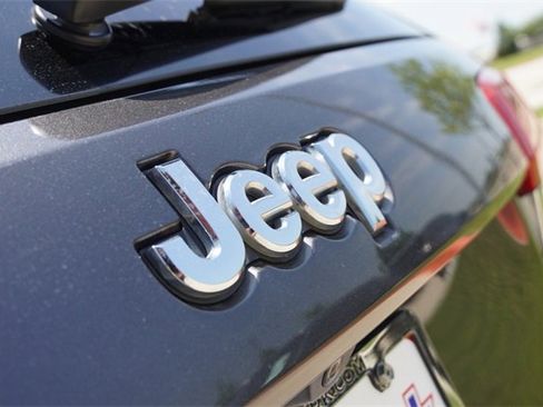 Used 2017 Jeep Grand Cherokee Overland image 10