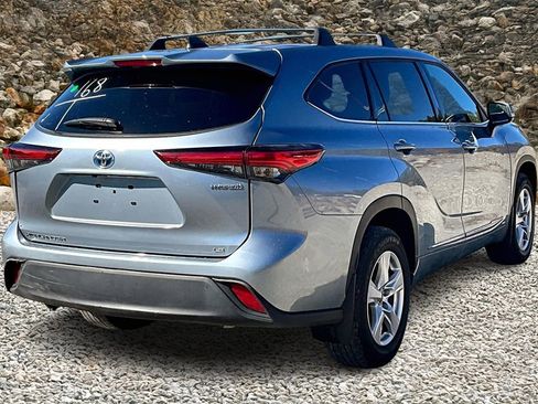 Used 2022 Toyota Highlander LE image 2
