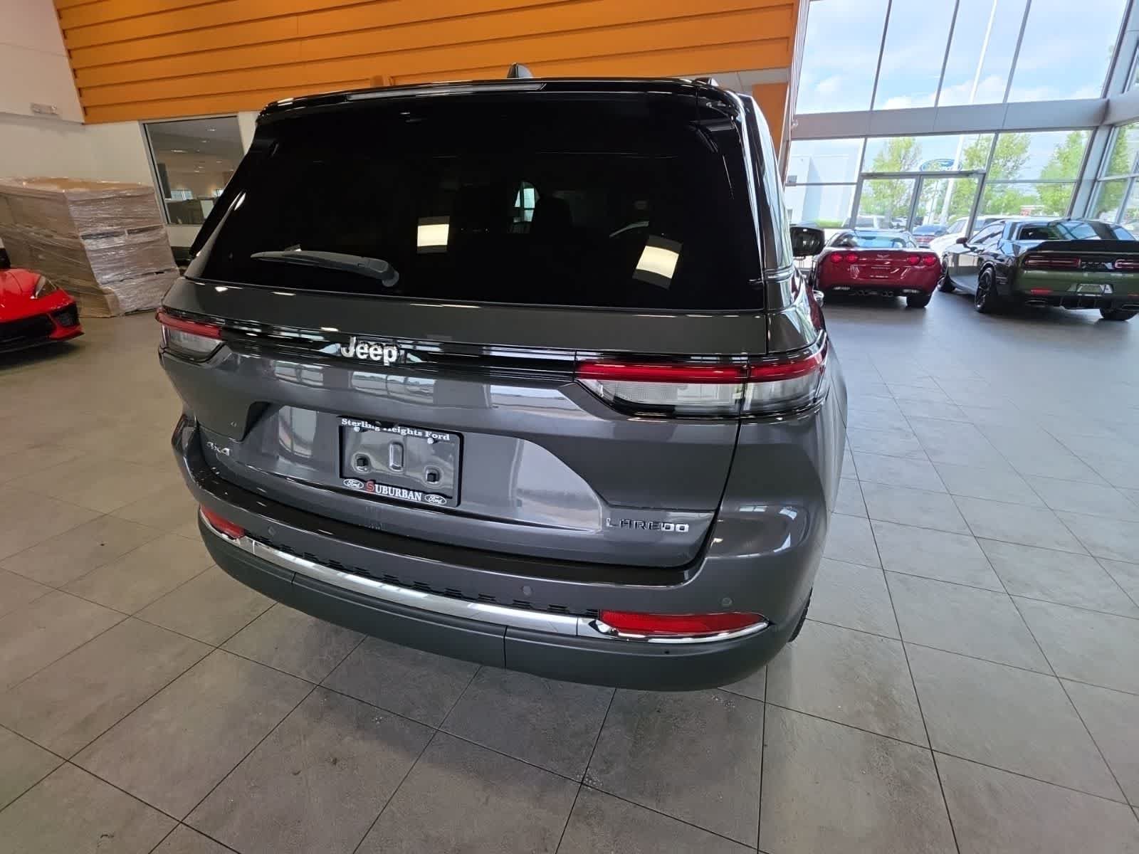 Used 2023 Jeep Grand Cherokee Laredo w/ Luxury Tech Group I AWD/4WD image 12