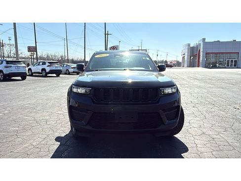 Used 2023 Jeep Grand Cherokee Altitude AWD/4WD image 2