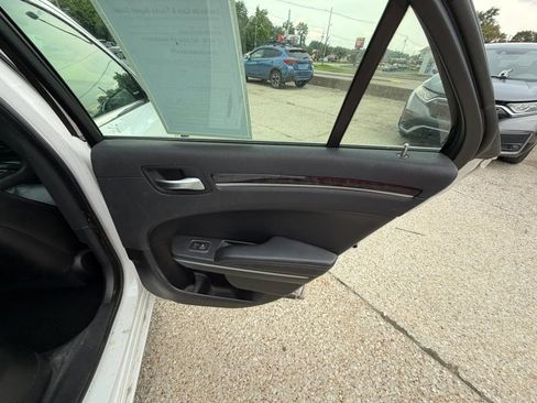 Used 2019 Chrysler 300 Limited RWD image 25