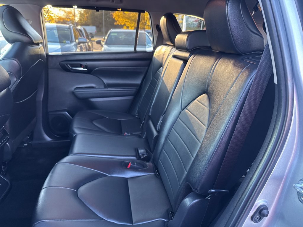Used 2024 Toyota Highlander XLE AWD/4WD image 36