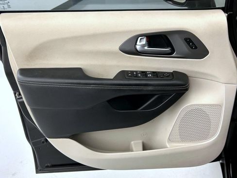 Used 2022 Chrysler Pacifica Touring-L FWD image 9