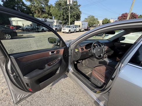 Used 2012 Hyundai Genesis 3.8 w/ Premium Pkg RWD image 8