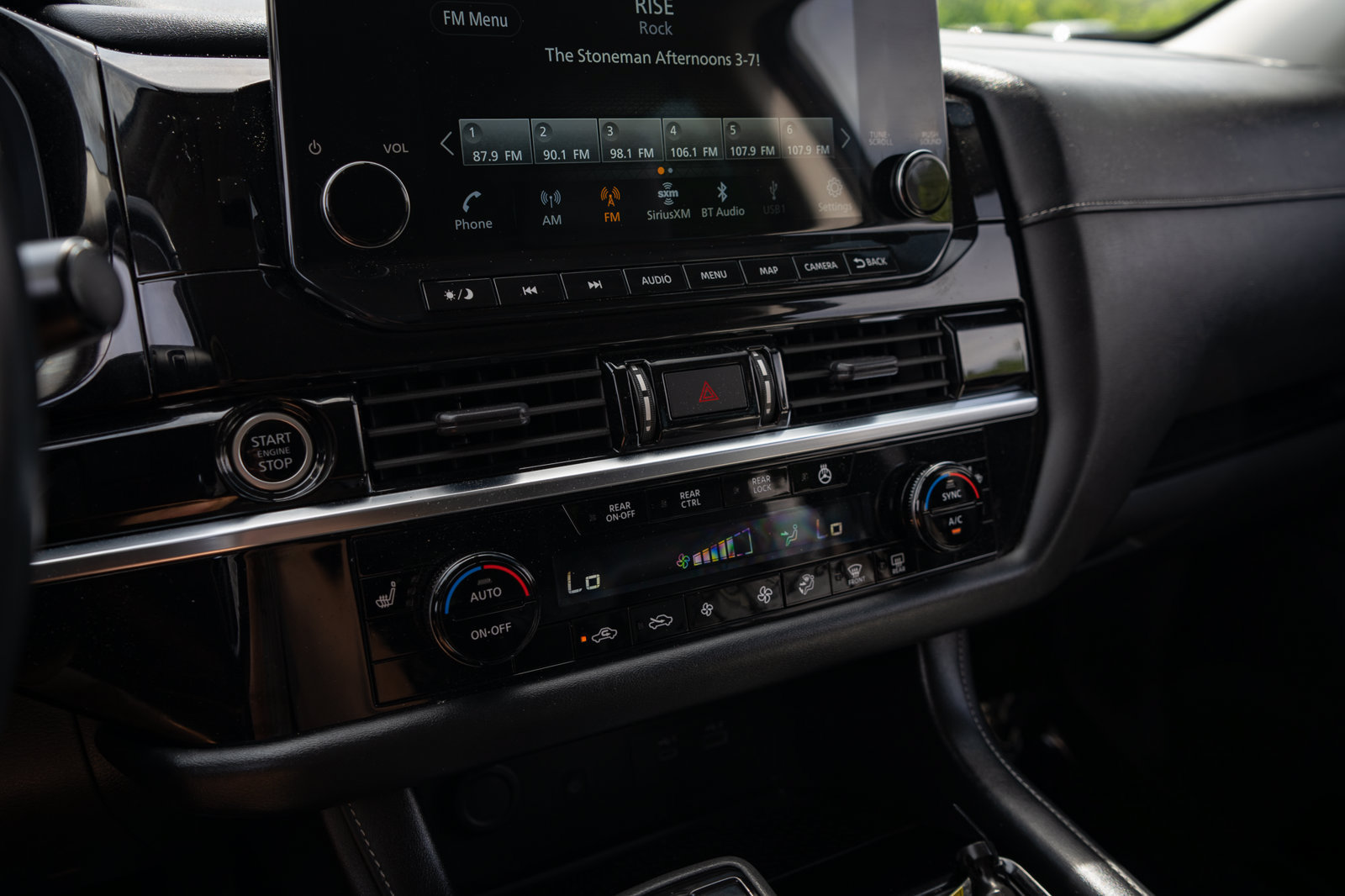 Used 2024 Nissan Pathfinder SL w/ Black Appearance Package FWD image 26