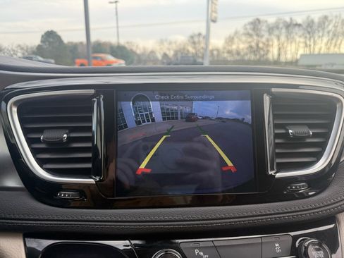 Used 2017 Chrysler Pacifica Limited image 23