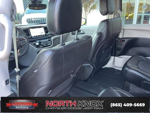 Used 2024 Chrysler Pacifica Touring-L image 17