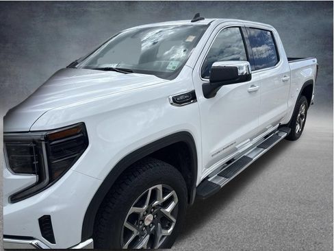 Used 2025 GMC Sierra 1500 SLE w/ X31 Off-Road Package AWD/4WD image 4