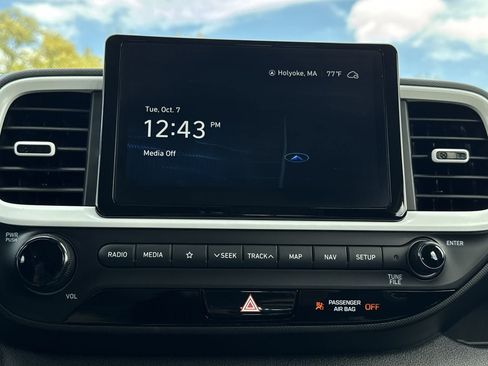 Used 2022 Hyundai Venue Limited image 17