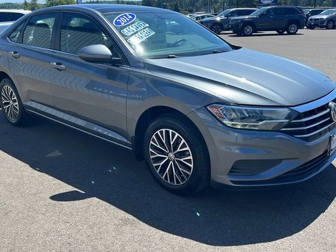 Used 2019 Volkswagen Jetta SE w/ Cold Weather Package FWD image 3