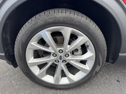 Used 2023 Ford Explorer Platinum w/ Technology Package image 12