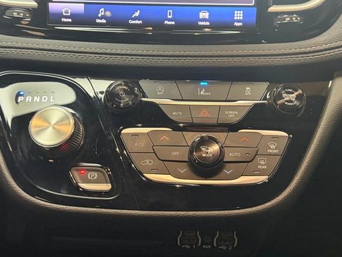Used 2022 Chrysler Pacifica Touring image 15