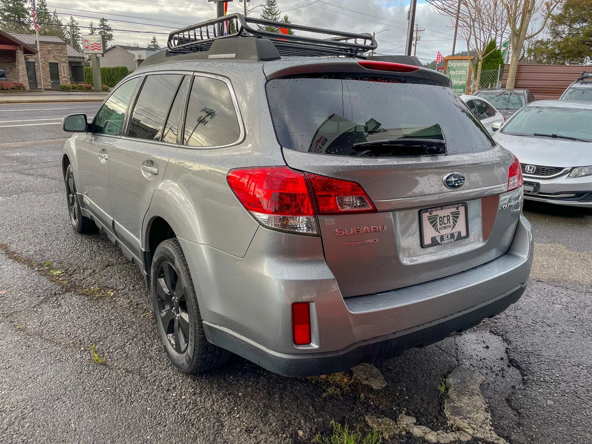 Used 2010 Subaru Outback 2.5i Premium AWD/4WD image 2