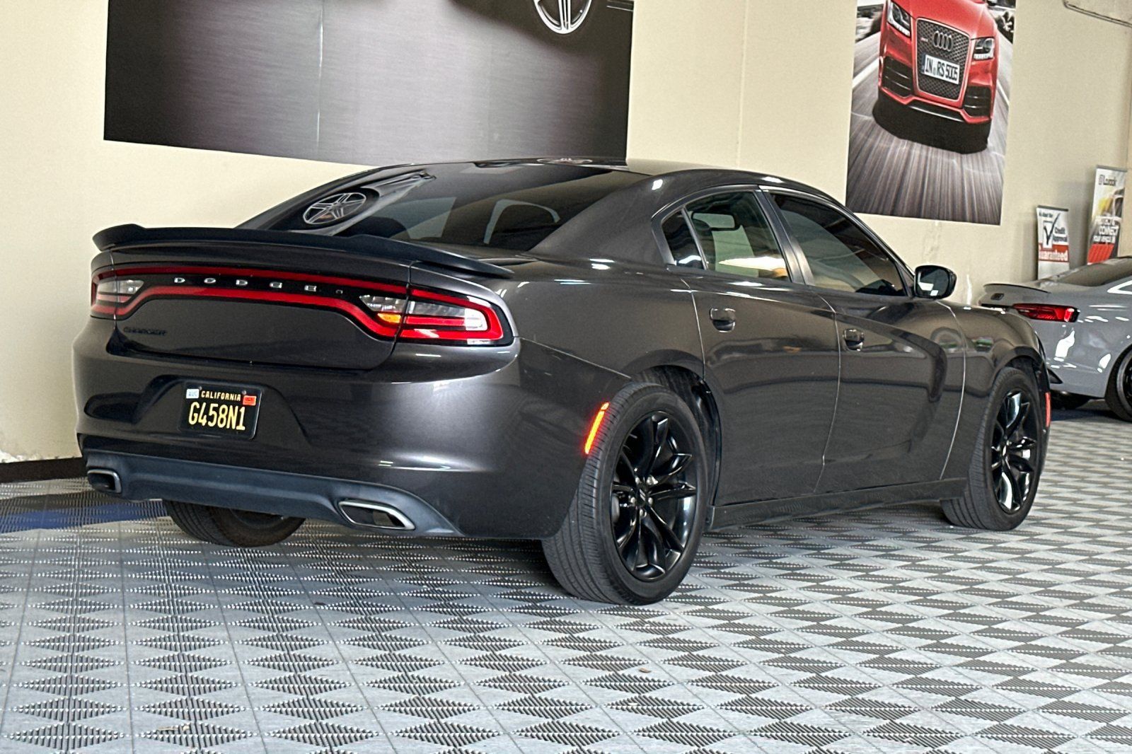 Used 2017 Dodge Charger SE w/ Blacktop Package RWD image 4