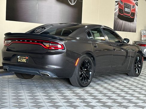 Used 2017 Dodge Charger SE w/ Blacktop Package RWD image 4