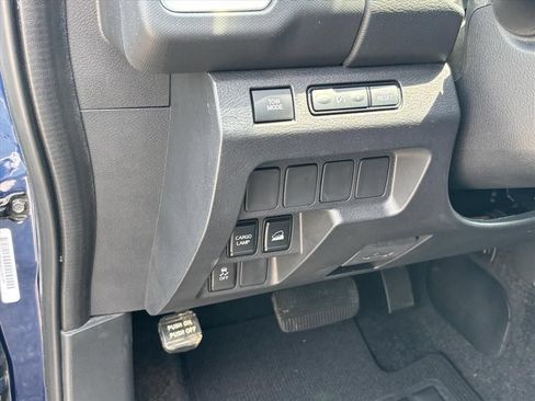 Used 2022 Nissan Frontier SV AWD/4WD image 7