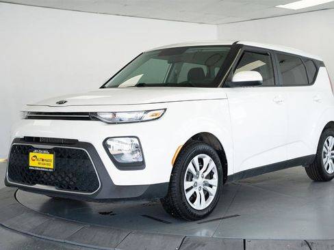 Used 2020 Kia Soul LX image 3