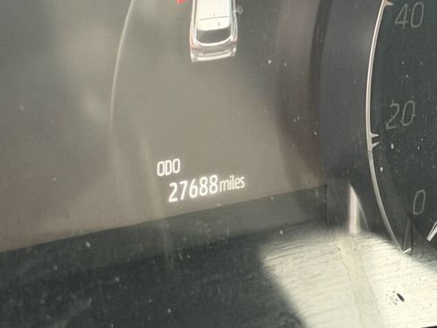 Used 2025 Toyota Highlander LE FWD image 9