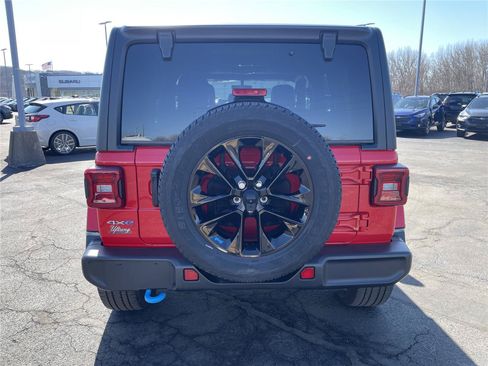 Used 2022 Jeep Wrangler Unlimited Sahara AWD/4WD image 4