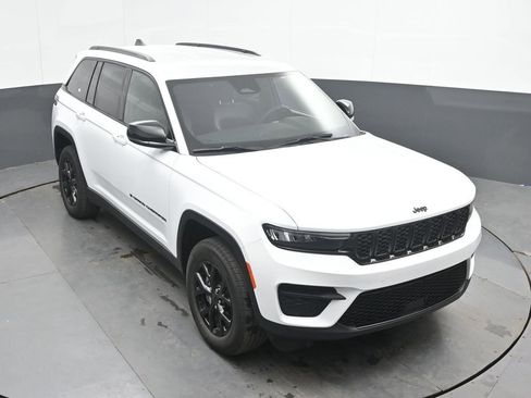 Used 2025 Jeep Grand Cherokee Altitude AWD/4WD image 32