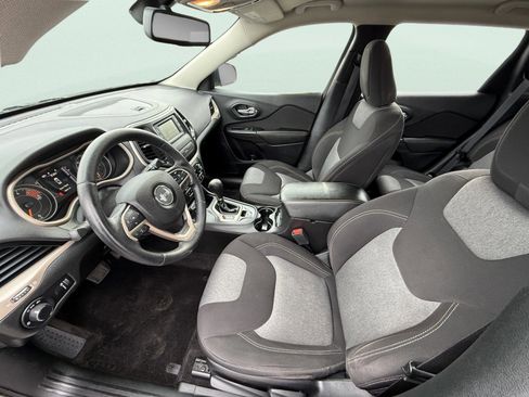 Used 2017 Jeep Cherokee Sport w/ Cold Weather Group image 9