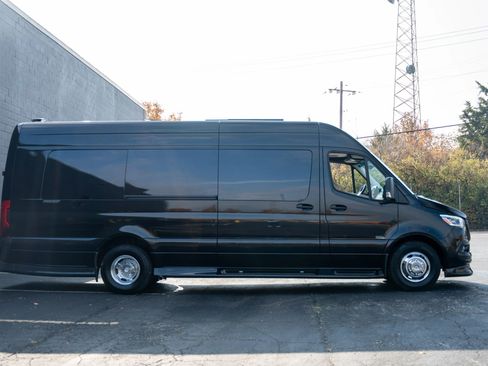 Used 2024 Mercedes-Benz Sprinter 3500 image 9